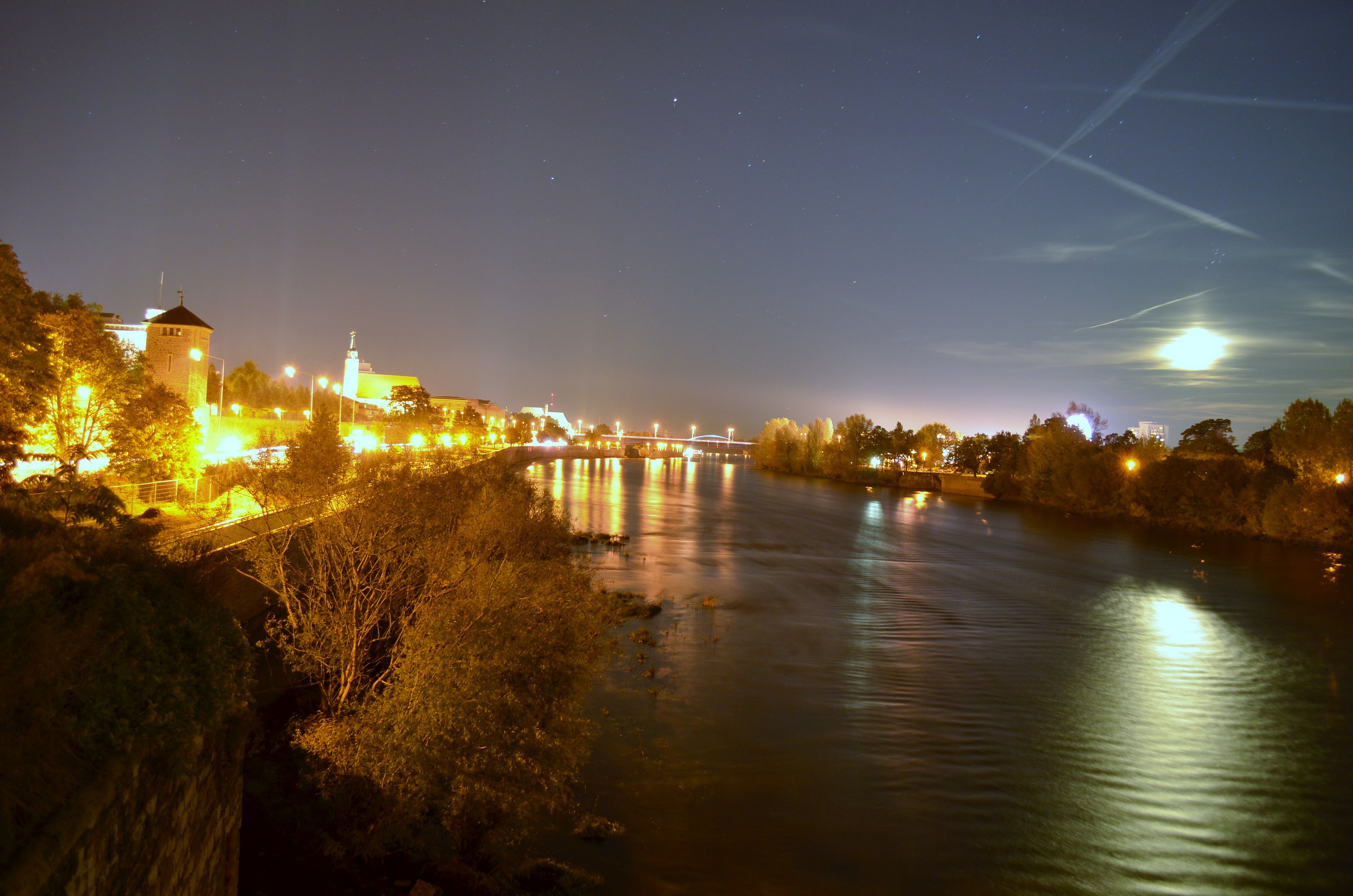 Magdeburg bei Nacht, elbabwärts