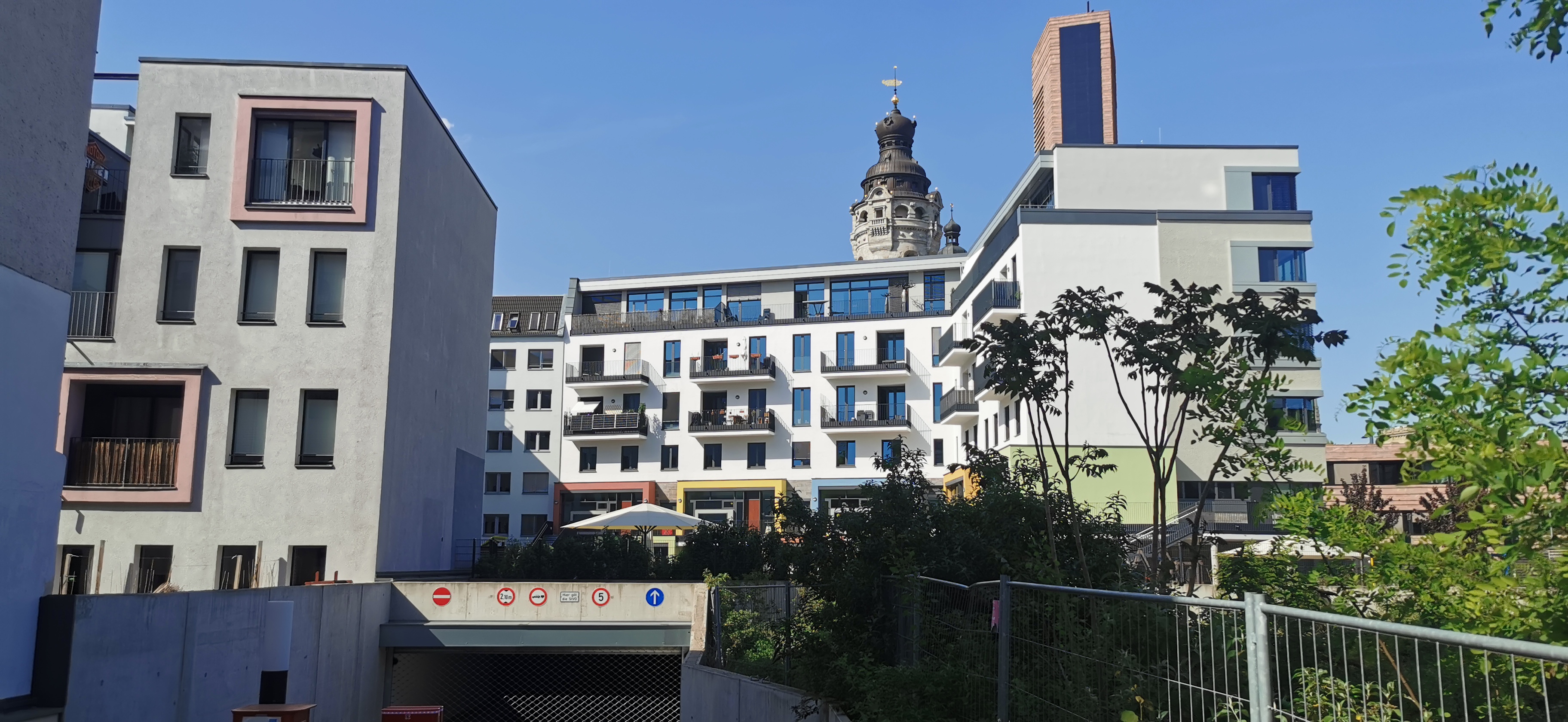 Mehrzweckgebäude mit begrünter Tiefgarage in der Südvorstadt. © Timo Böttcher.
