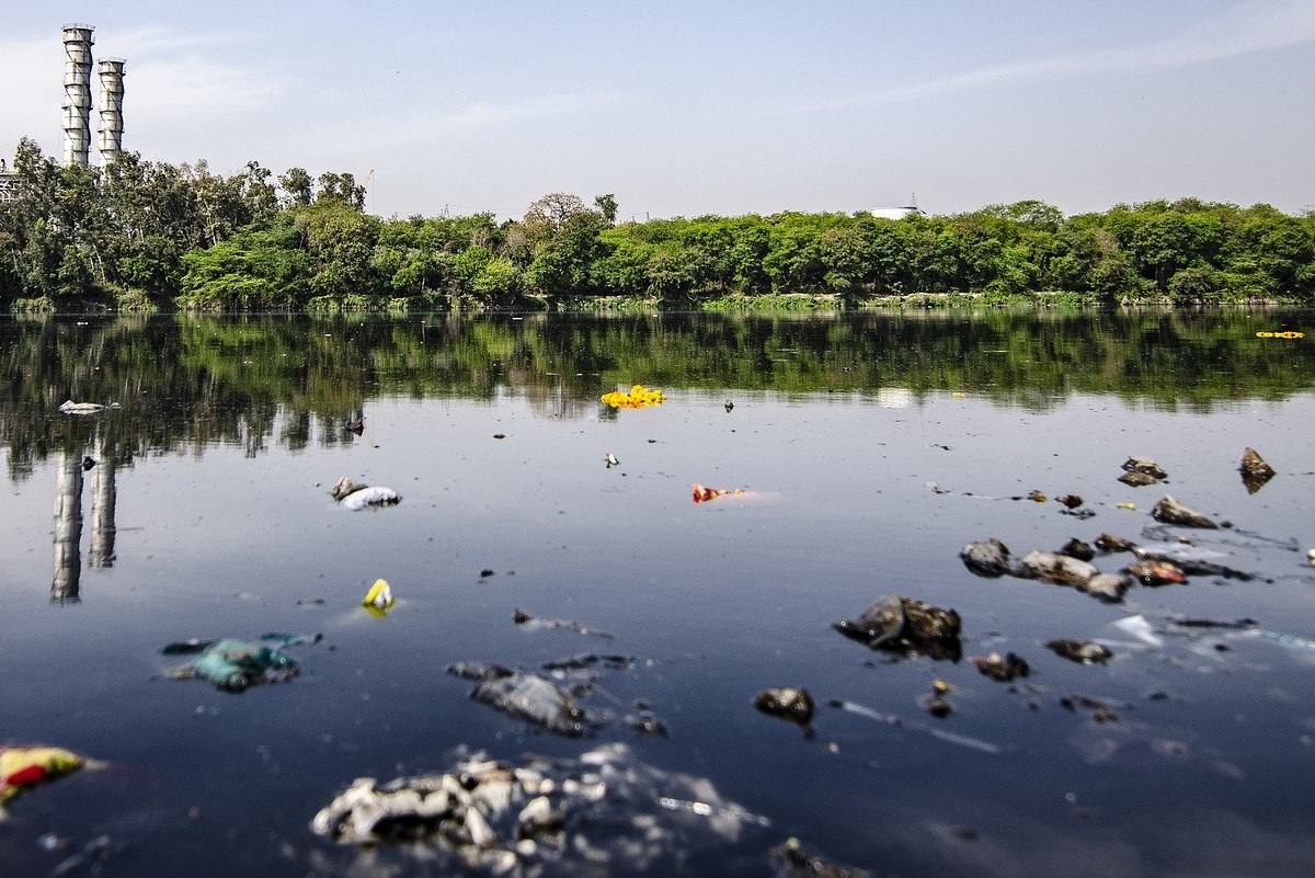 Mit Plastikmüll verschmutztes Gewässer