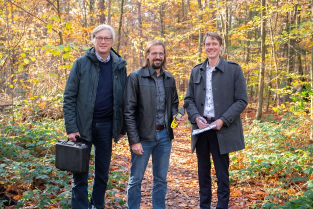 (v.l.) Prof. Thomas Kistemann, Leiter des GeoHealth Centres und des WHO Kollaborationszentrums am UKB, Dr. Timo Falkenberg, Nachwuchsgruppenleiter IHPH, und Prof. Nico Mutters, Direktor des IHPH, bei Messungen im Bonner Naherholungsgebiet Kottenforst