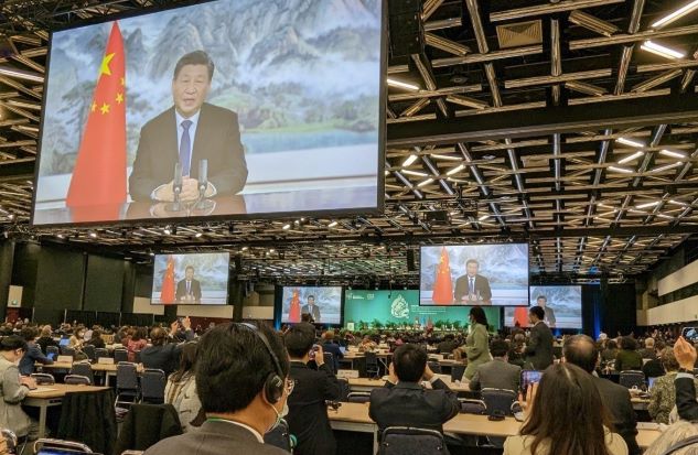 Xi Jinping auf großer Leinwand Xi Jinping auf großer Leinwand