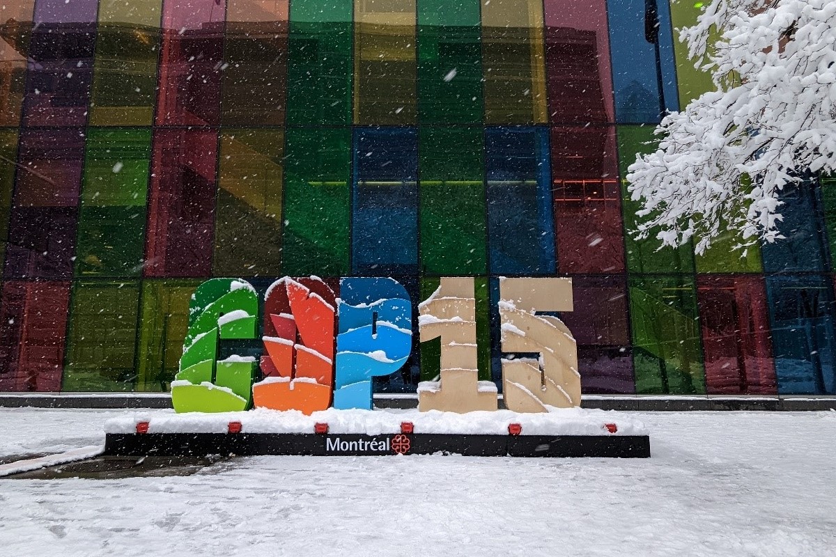 Menschengroße Buchstaben "COP 15" im Schnee vor Verhandlungsgebäude in Montreal