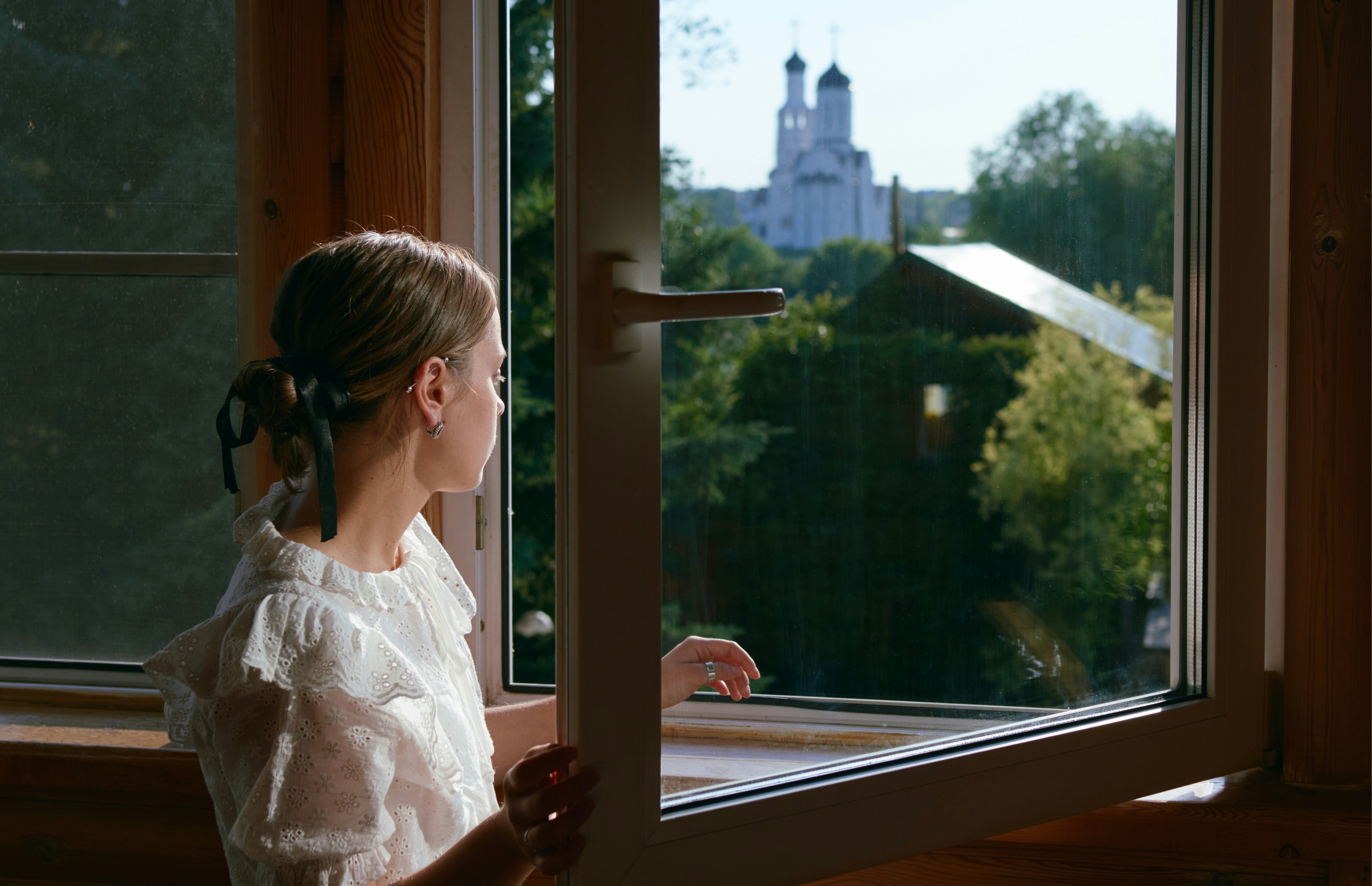 Frau schaut aus dem Fenster