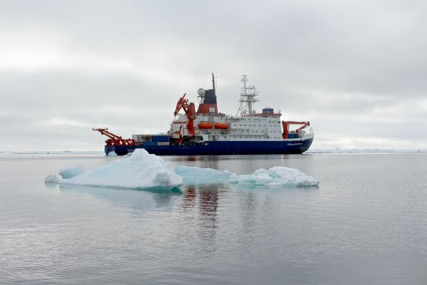 Die alljährliche Probennahmen im Gebiet des HAUSGARTEN Observatoriums werden i.d.R. von Bord des Forschungseisbrechers POLARSTERN durchgeführt (Foto: Tiefseegruppe des AWI)