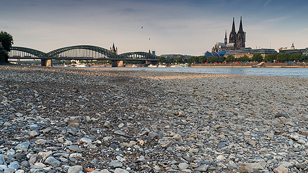 Symbolbild: Niedrigwasser des Rheins bei Köln. Blick auf die Hohenzollernbrücke und den Dom. Source:  alfotokunst, Adobe Stocks, #295917532