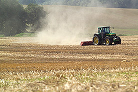 Rechtliche und andere Instrumente für vermehrten Umweltschutz in der Landwirtschaft. Foto: André Künzelmann/UFZ Landwirtschaftliche Bewirtschaftung. Traktor auf Getreidefeld. Foto: André Künzelmann/UFZ