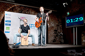 Das rockende Physiker-Duo Johannes Zierenberg und Matti Gralka (Uni Leipzig) gewinnt den regionalen FameLab-Wettbewerb Sachsen 2012. Famelab-Wettbewerb 2012: Das rockende Physiker-Duo Johannes Zierenberg und Matti Gralka (Uni Leipzig)