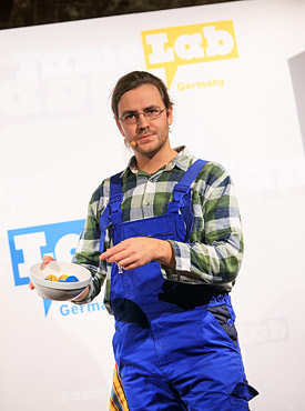 Physiker Martin Schrön (UFZ) beim FameLab-Wettbewerb 2013 in Leipzig