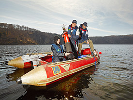 Installation einer Tauchsonde in der Rappbode-Talsperre im Harz durch UFZ-Wissenschaftler