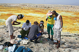 Wissenschaftler des IBC bei der Probenahme im Geothermalgebiet Dallol