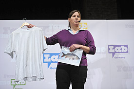 Bei FameLab zeigen junge Forscher, dass sie kurz, verständlich und unterhaltsam erklären können Bei FameLab zeigen junge Forscher, dass sie kurz, verständlich und unterhaltsam erklären können