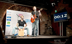 Das rockende Physiker-Duo Johannes Zierenberg und Matti Gralka beim FameLab-Wettbewerb