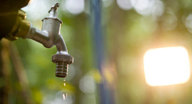 Tropfender Wasserhahn Tropfender Wasserhahn