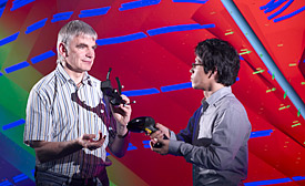 Dr. Uwe Jens Görke und Norihiro Watanabe im Visualisierungszentrum des UFZ