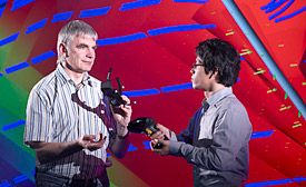 Dr. Uwe Jens Görke und Norihiro Watanabe im Visualisierungszentrum des UFZ Dr. Uwe Jens Görke und Norihiro Watanabe im Visualisierungszentrum des UFZ