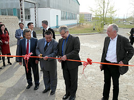 Professor Dietrich Borchardt (MoMo-project leader, UFZ) and Prof Dorlingsuren Lkhanag, the director of the MUST University opened the research pilot plant Professor Dietrich Borchardt (MoMo-project leader, UFZ) and Prof Dorlingsuren Lkhanag, the director of the MUST University opened the research pilot plant