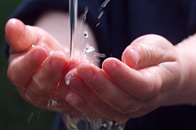 Hände fangen Trinkwasser auf