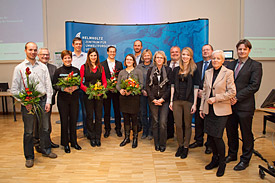 Wettbewerb Wissenschaft verstehen: Gruppenbild mit den sechs Finalisten, der Jury und den Sponsoren