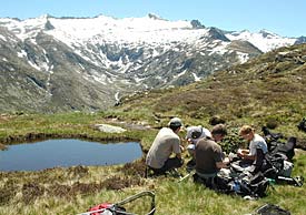 Wissenschaftler der Station d’Ecologie Expérimentale du CNRS bei der Probenahme an einem Bergsee in den französischen Pyrenäen.