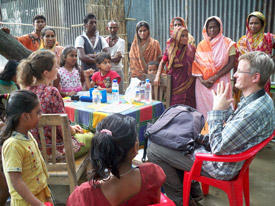 Arsensensor, Messkampagne Bangladesh Prof. Hauke Harms, im Dorf Nawapara in Bangladesch während der Messkampagne