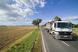 Der Einfluss von Straßen auf die Lebensräumevon Tieren und Pflanzen ist vielfältig: Lärm, Zerschneidung und Fragmentierung, Einschleppung ortsfremder Arten Landstraße mit Lastwagen
