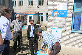 Scientists explain how a small wastewater treatment plant works. Photo: Daniel Karthe, UFZ Scientists explain how a small wastewater treatment plant works. Photo: Daniel Karthe, UFZ