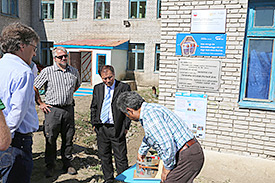 Scientists explain how a small wastewater treatment plant works. Photo: Daniel Karthe, UFZ