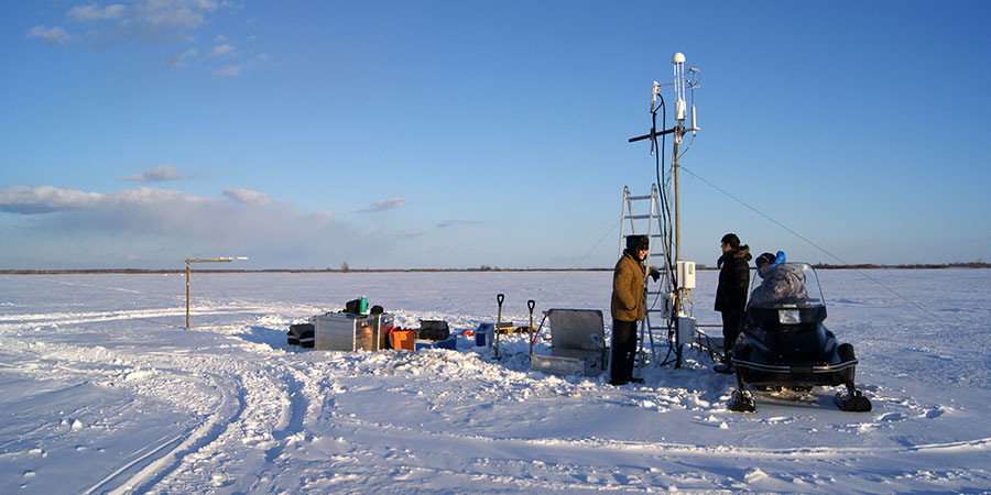 Wartungsarbeiten an der Fluxstation  während des sibirischen Winters Foto: E. Fleischer