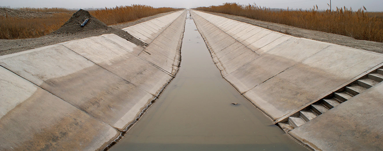 Main irrigation canal in the oasis Aksu Photo: P. Keilholz