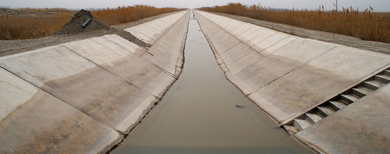 Main irrigation canal in the oasis Aksu Photo: P. Keilholz