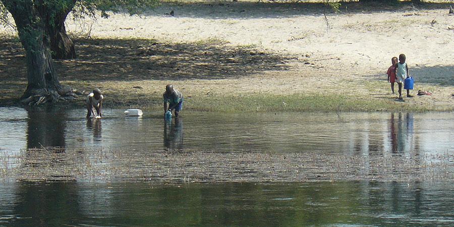 Kinder bringen Wasser, Angola  Foto: A. Gröngröft