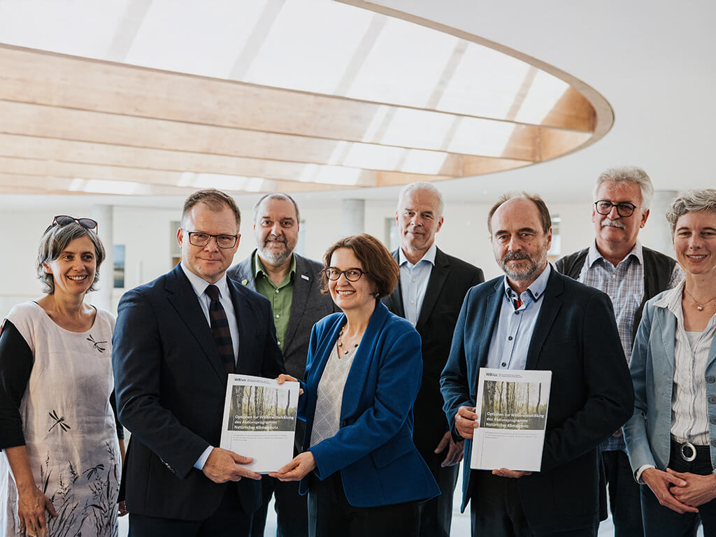 Übergabe der Stellungnahme an Bundesumweltminister Carsten Schneider © BMUKN/Sascha Hilgers