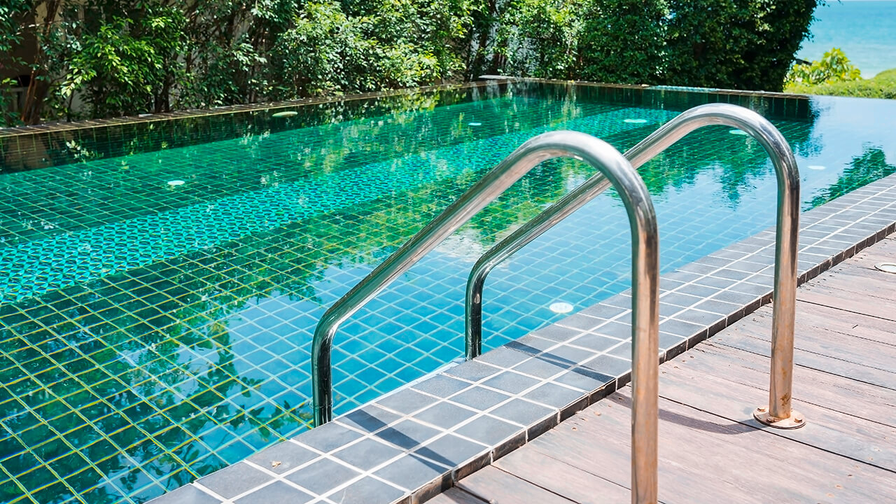 Pool ©navintar_AdobeStock