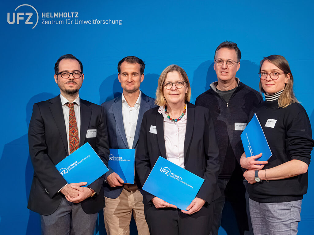 UFZ research award winners from left to right: Dr. Danial Esmaeili, Dr. Matthias Jordan, Prof. Dr. Daniela Thrän, Prof. Dr. Stan Harpole und Nora Mittelstädt ©André Künzelmann / UFZ